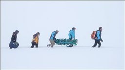 Li Hekariyê karmendên tendirustiyê di mercên dijwar ên zivistanê da bi hawara nexweşan va diçin