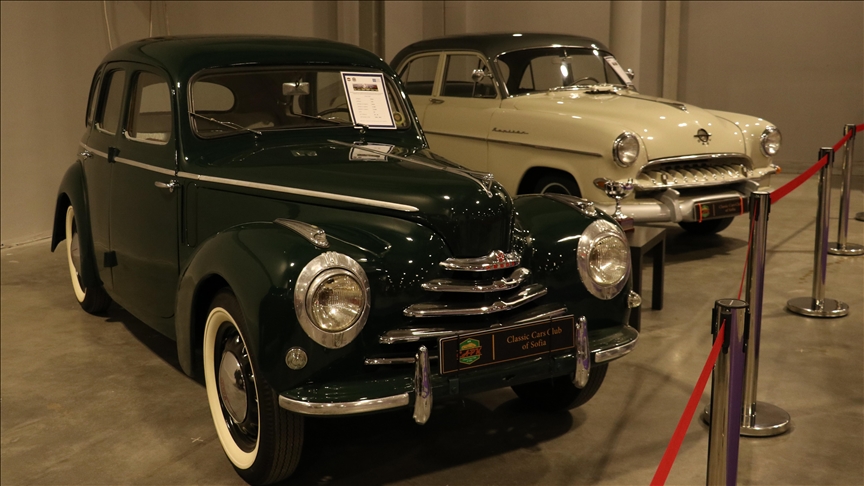 Ekspozita e automjeteve retro në Sofje tërheq entuziastët e makinave klasike