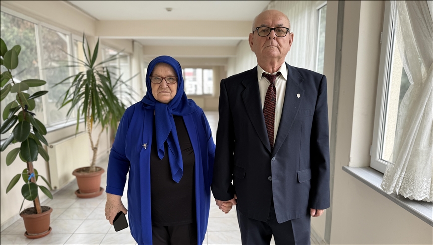  Bodur çifti 56 yıldır birbirinin elini bırakmıyor