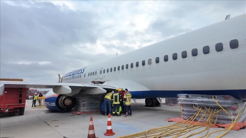Antalya Havalimanı'nda kalkışa hazırlanan uçağın iniş takımlarında teknik arıza yaşandı