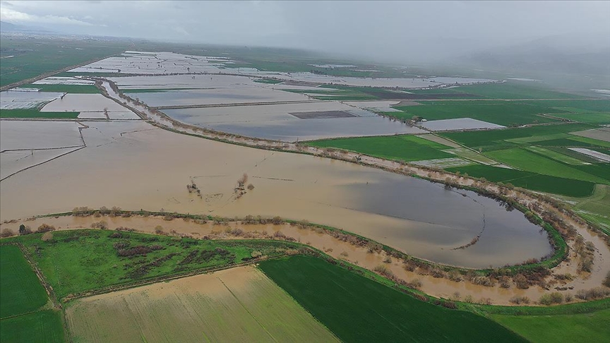 Kuvvetli rüzgar ve sağanak birçok ilde hayatı olumsuz etkiliyor