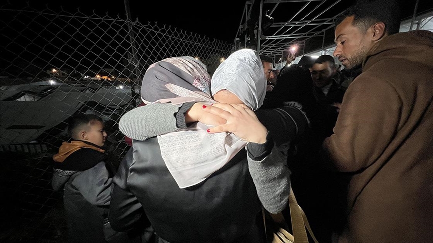 Aylar sonra kısıtlamalarla açılan Refah Kapısı'ndan Filistinlilerin sınırlı geçişleri sürüyor