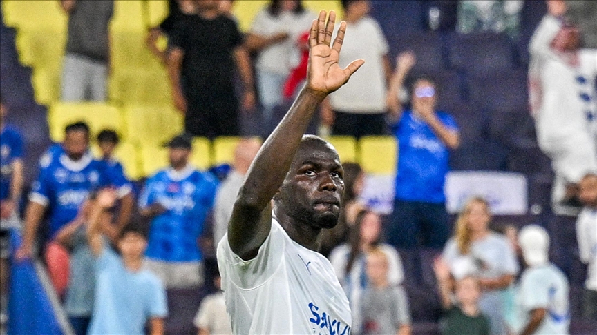 قدم.. الهلال السعودي يمدد عقد مدافعه السنغالي خاليدو كوليبالي