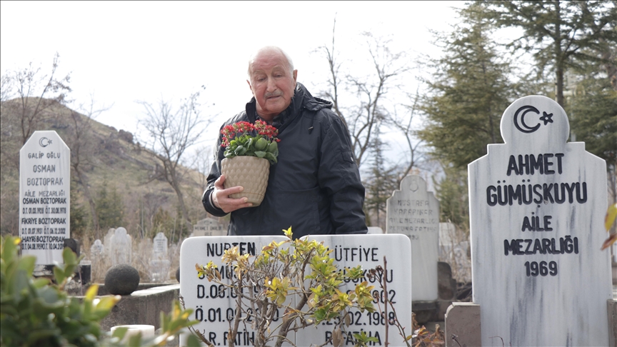 Aynı yastığa 64 yıl baş koyduğu eşinin mezarını her hafta ziyaret ediyor