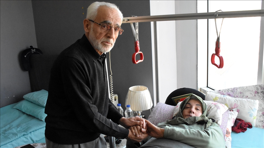 Kıbrıs gazisi depremzede, yatalak eşine sevgiyle bakıyor