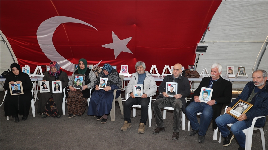 Dayikên Diyarbekirê dixwazin bigihêjin ewladên xwe