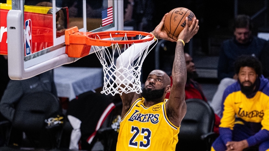 NBA'de LeBron James'in "triple double" yaptığı maçta Lakers, Mavericks'i yendi 