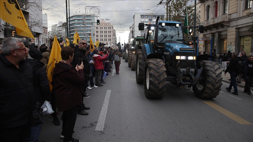 Yunanistan'da çiftçiler, traktörleriyle başkent Atina'da eylem yaptı