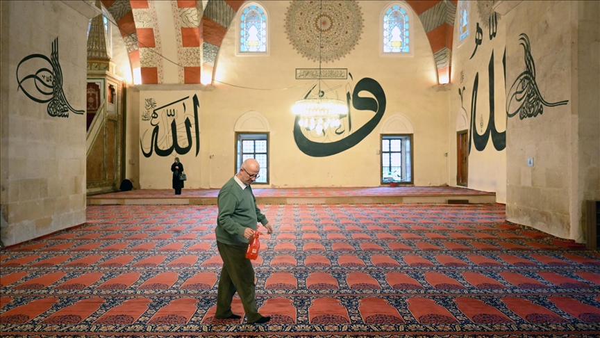 مساجد "أدرنة" التركية تتزين بماء الورد لاستقبال شهر رمضان المبارك
