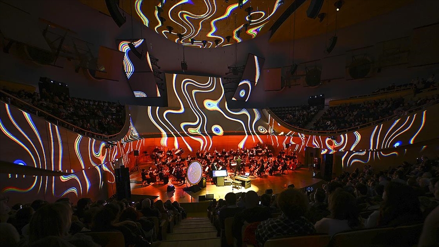 CSO, evrenin varoluşunu dijital enstrümanlarla anlatan "Kozmik Senfoni"nin Türkiye prömiyerini yaptı