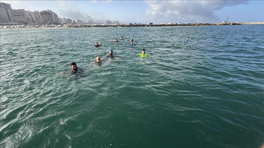 السباحة شتاءً.. أطفال غزة يروحون عن أنفسهم من تداعيات الإبادة (تقرير)