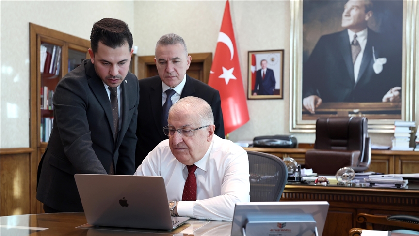 وزير الدفاع التركي يشارك في اختيار أفضل صور الأناضول لعام 2025