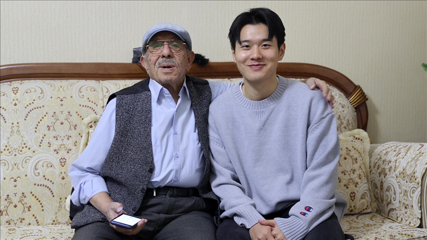 Konyaspor'un Güney Koreli oyuncusu Jinho Jo, 96 yaşındaki Kore gazisi ile buluştu