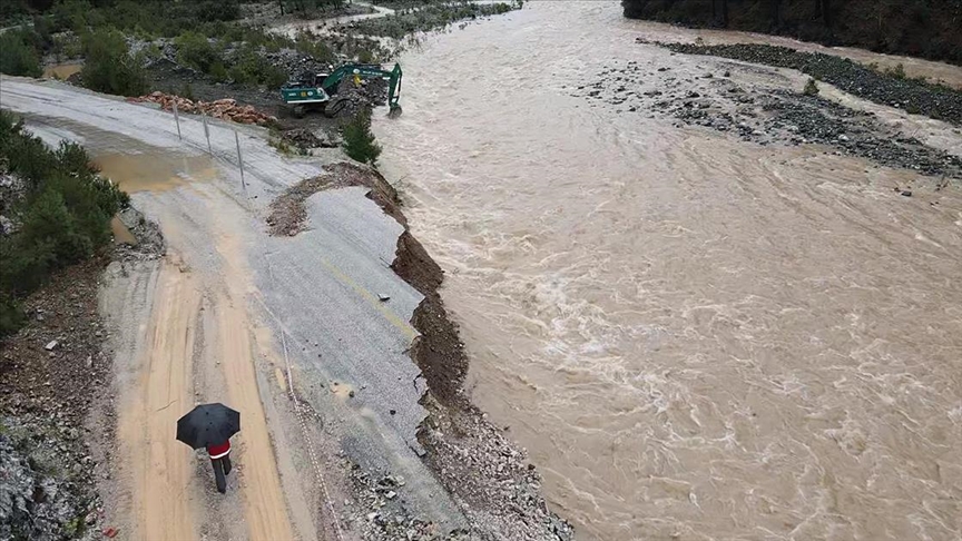 Kuvvetli rüzgar ve sağanak birçok ilde hayatı olumsuz etkiliyor