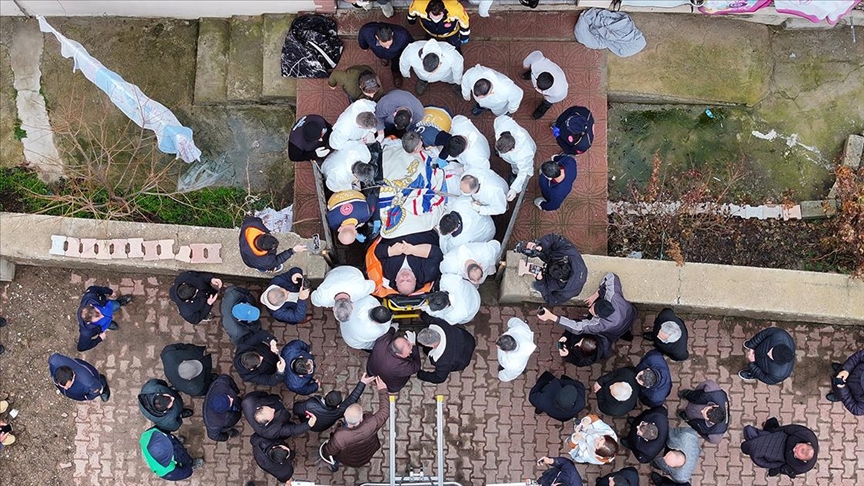 Kayseri'de yaklaşık 300 kiloluk fil hastası kişi, özel ekiple evinden çıkarılıp hastaneye sevk edildi