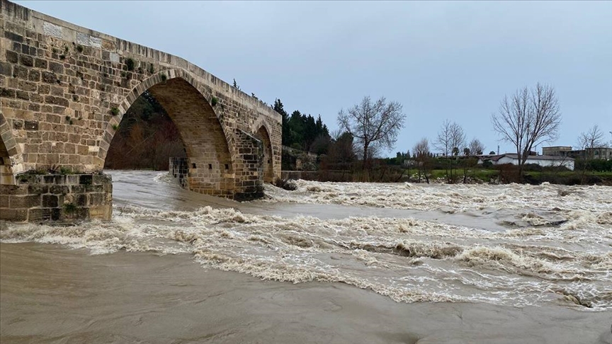 Kuvvetli rüzgar ve sağanak bazı illerde hayatı olumsuz etkiliyor
