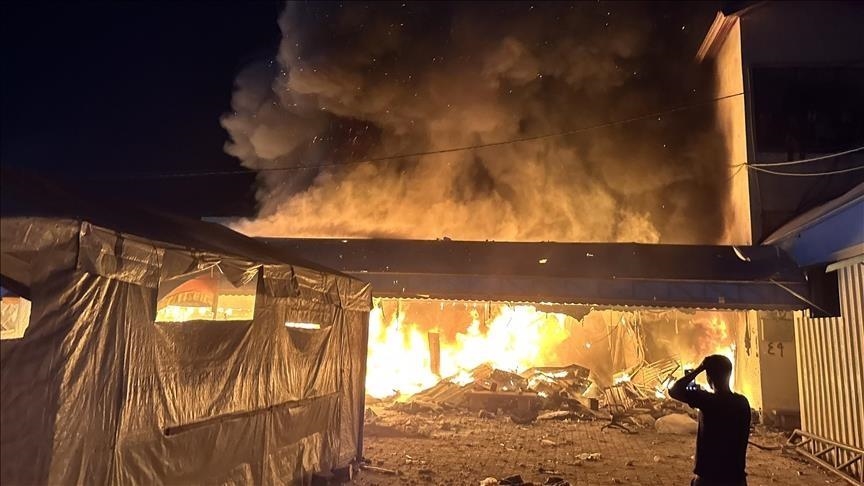 اندلاع حريق كبير في مبنى بمدينة غزة ومحاولات لإنقاذ عالقين