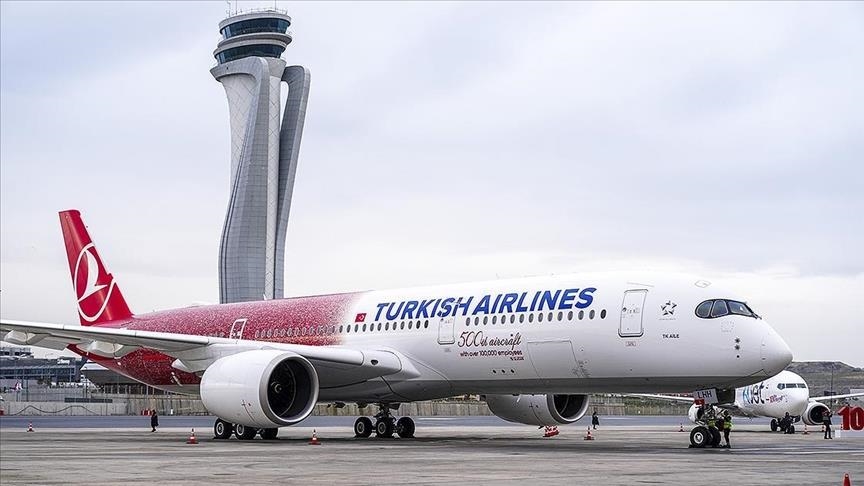 Turkish Airlines introduit son 500e avion, un Airbus A350 décoré de portraits de ses employés