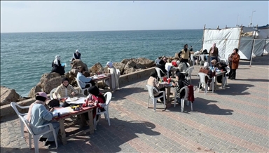 "تنفس وارسم".. شاطئ غزة ملاذ الفتيات من تبعات الإبادة 