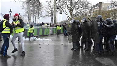 France : 6 à 20 mois de prison avec sursis requis contre neuf CRS pour avoir matraqué des gilets jaunes