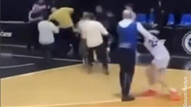 İtalya'daki Avrupa Gençler Basketbol Ligi müsabakasında bir veli, Türk oyuncuya saldırdı