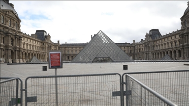 Fransa'da Louvre Müzesi'nin farklı bölümleri ciddi su sızıntısı nedeniyle ziyarete kapatıldı