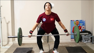 Milli halterci Zehranur Aslan'ın hedefi dünya şampiyonluğu