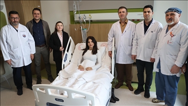 Böbrek hastası genç kıza kendi organı nakledildi