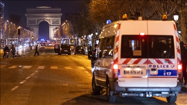 Paris : un homme armé d’un couteau grièvement blessé par balles sous l’Arc de triomphe