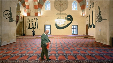 مساجد "أدرنة" التركية تتزين بماء الورد لاستقبال شهر رمضان المبارك