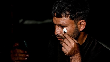 Görme engelli Gazzeli baba, hasta eşiyle çadırda zor şartlarda yaşam mücadelesi veriyor