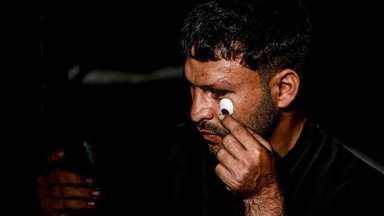 Незрячий палестинец из Газы вместе с онкобольной супругой борется за выживание в палатке