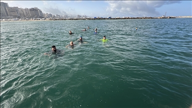 السباحة شتاءً.. أطفال غزة يروحون عن أنفسهم من تداعيات الإبادة 