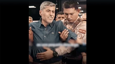 Arjantin’de Cordoba eyaleti güvenlik bakanı, canlı yayında elektrik şoklu eldiveni denedi