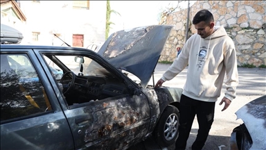 Kolonët ilegalë sulmojnë fshatin në Bregun Perëndimor të pushtuar, 25 palestinezë të plagosur