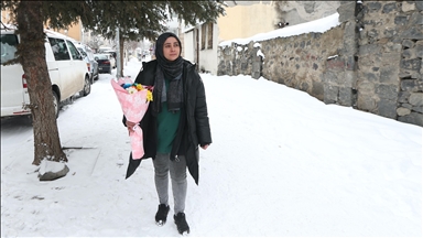 Çiçekçilerin Kars ve Ardahan'da dondurucu soğuğa rağmen "Sevgililer Günü" mesaisi sürüyor