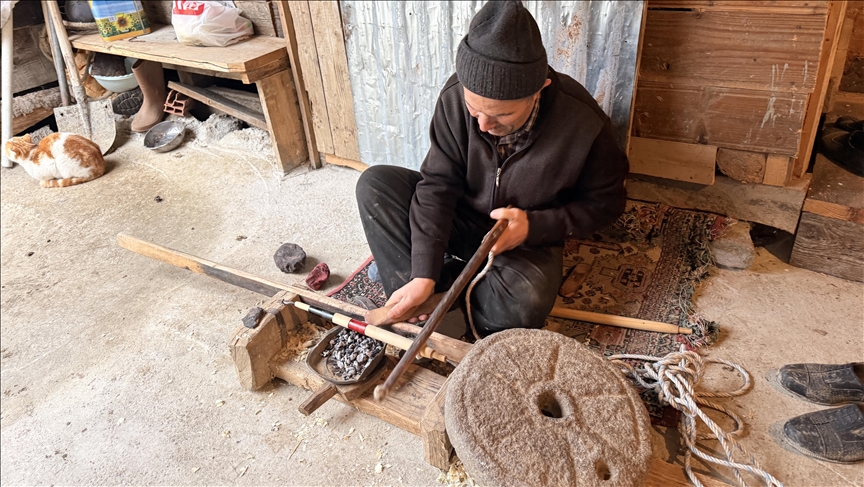 Geleneksel beşik ustası kaybolmaya yüz tutan mesleğini yaşatmaya çalışıyor