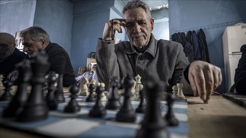 Gjyshërit nga Erzurumi që e duan shahun i kalojnë ditët në kafene me çaj dhe kujtime