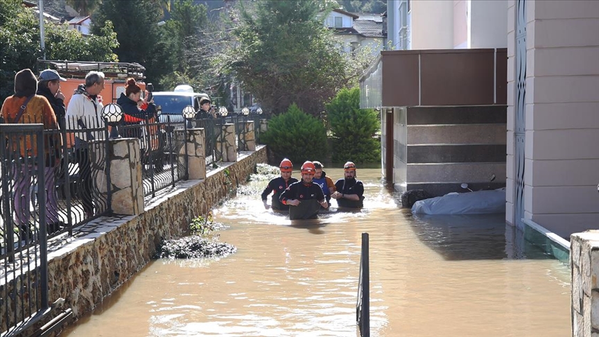 Yağışlar birçok ilde hayatı olumsuz etkiledi