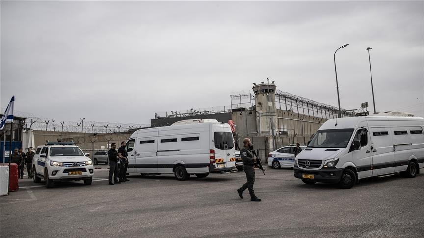 حماس: التنكيل الإسرائيلي بأسرى سجن عوفر "جريمة حرب جديدة"