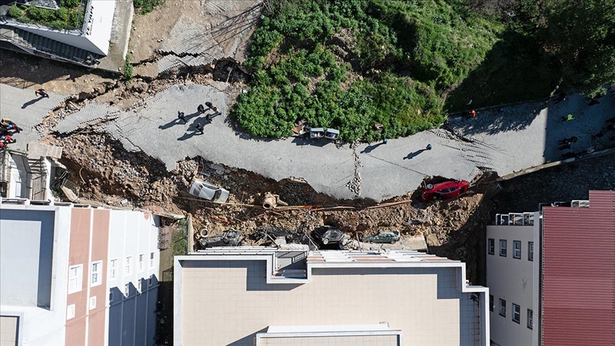 İzmir'de istinat duvarının çökmesi sonucu 2 bina ve 6 araç hasar gördü