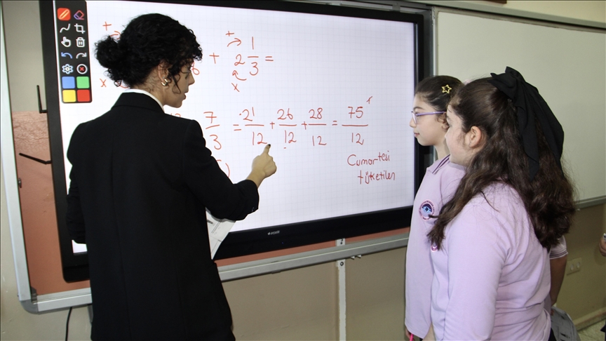 Tuğçe öğretmen öğrencilerine ders saati dışında gönüllü olarak matematik kursu veriyor