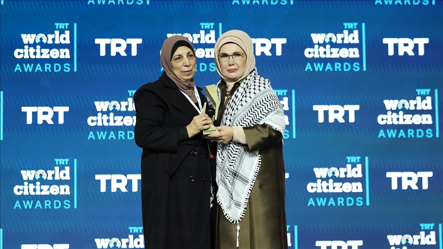 أمينة أردوغان تسلم جائزة صحفي فلسطيني قتلته إسرائيل لوالدته