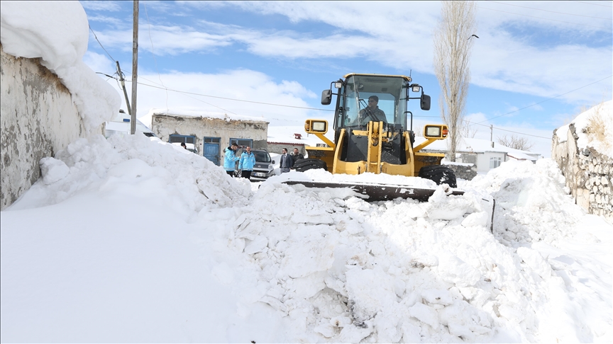 Li Qersa ku stûriya berfê lê gihiştiye 3-4 metroyan ekîb xebatên xwe didomînin