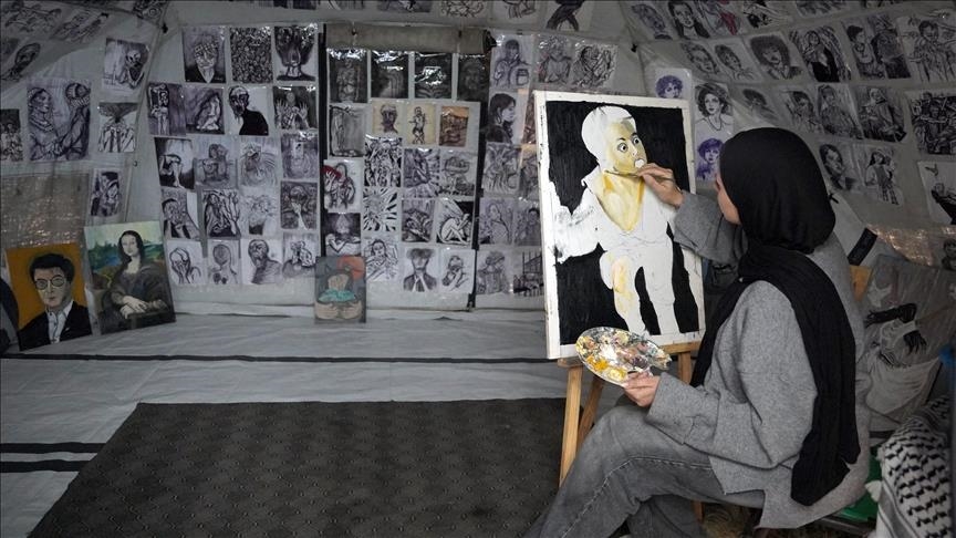 ريشة بوجه الحرب.. مرح الزعانين توثق مأساة غزة داخل خيمة نزوح 