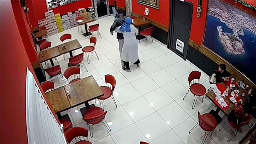 Bayrampaşa'da restoranda boğazına yiyecek kaçan müşteri Heimlich manevrasıyla kurtarıldı