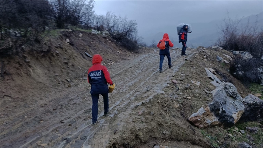 Siirt'te şiddetli yağış ve fırtınada barınakları yıkılan 20 kişilik aile tahliye edildi