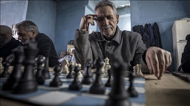 Gjyshërit nga Erzurumi që e duan shahun i kalojnë ditët në kafene me çaj dhe kujtime