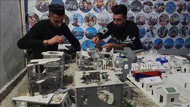 Të rinjtë palestinezë mbajnë gjallë kujtimet e shkatërrimit nga Izraeli në Gaza me makete