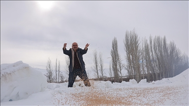 "Kuşlar aç kalmasın" diye kışın 10 ton hububatı doğaya bırakıyor